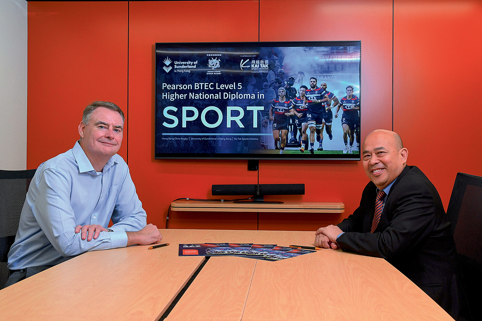 左起：中國香港欖球總會行政總裁麥偉彬（Robbie McRobbie）及新特蘭大學香港分校總監蔣上偉（Francis）